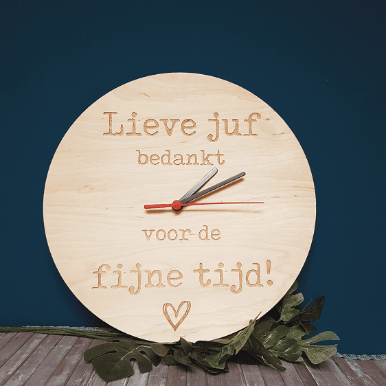 Houten klok 30cm | dit cadeau je zeker bij de tijd!