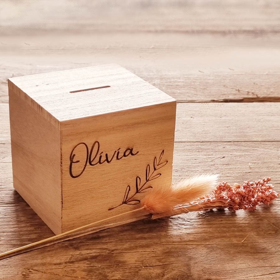Zonnebrand huisvrouw maaien Houten spaarpot van 8,5x8,5cm met naam en afbeelding naar wens te ontwerpen. Zonnebrand huisvrouw maaien Houten spaarpot van 8,5x8,5cm met naam en afbeelding naar wens te ontwerpen.