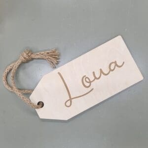 houten naamlabel met touw