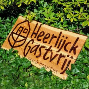 Houten naambord voor binnen en buiten 100×50 cm Heerlijck Gastvrij Houten naambord voor binnen en buiten 100x50 cm Heerlijck Gastvrij
