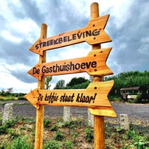 Houten wegwijzer met gebrande tekst Houten wegwijzer met gebrande tekst
