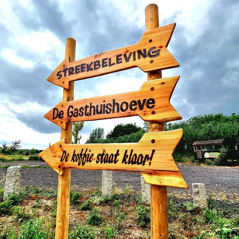 Houten wegwijzer met gebrande tekst