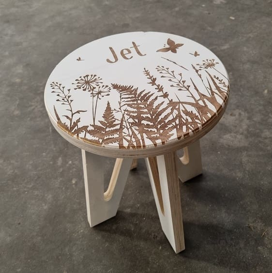 houten kinderkruk met geboortekaartje