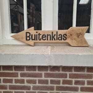Houten bewegwijzering | Eiken wegwijzer gefreesd met zwart geschilderd Eiken houten wegwijzer gefreesd - Houten bewegwijzering | Eiken wegwijzer gefreesd met zwart geschilderd