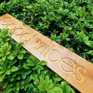 Strak eiken bord voor binnen en buiten gefreesd met goud ingeschilderd