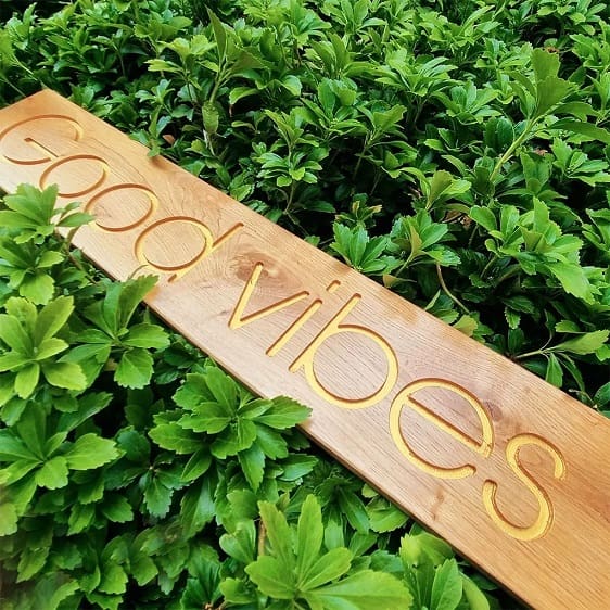 Strak eiken bord voor binnen en buiten gefreesd met goud ingeschilderd