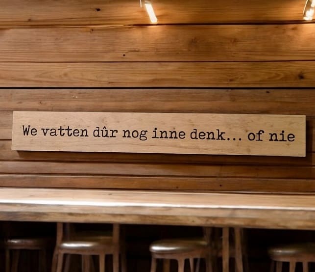 Strak eiken bord gefreesd, ingeschilderd en afgewerkt met blanke lak