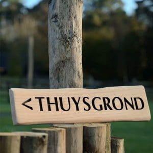 Gefreesd eiken bewegwijzering organisch Camping Thuysgrond Gefreesd eiken bewegwijzering organisch Camping Thuysgrond