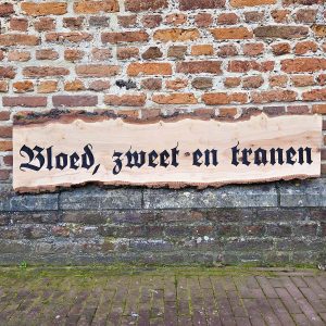 Houten naambord "Bloed zweet en tranen"naambord 150cm