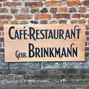 Eiken naambord Gefreesd, strak gezaagd en ingeschilderd.