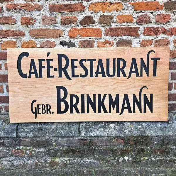 Eiken naambord Gefreesd, strak gezaagd en ingeschilderd.